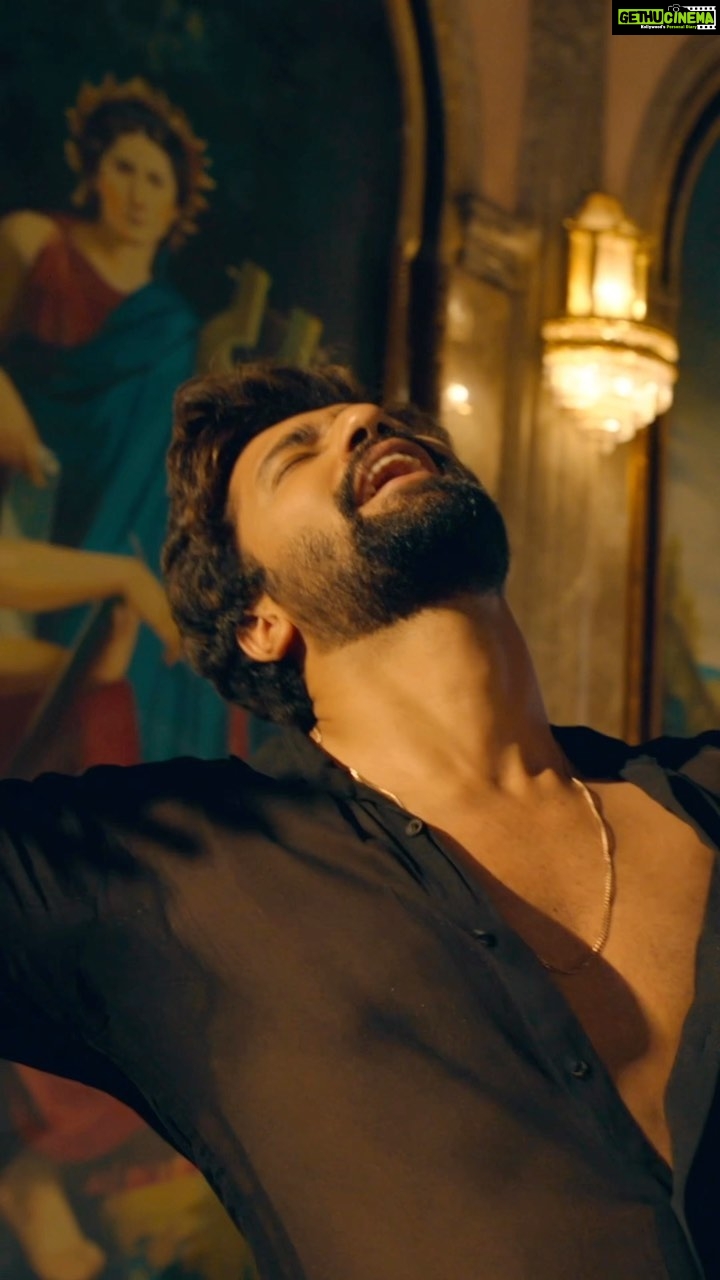 Vicky Kaushal Instagram - Tu hi sazaa hai… Tu hi rihaai. 🎶🖤 . How many of you all have #BanaSharabi in your ‘sukoon’ playlist already? . #GovindaNaamMeraOnHotstar | Dec 16.