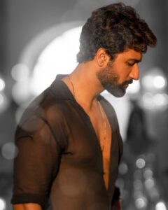 Vicky Kaushal Instagram - 🖤🖤🖤 . #GovindaNaamMeraOnHotstar | Dec 16.
