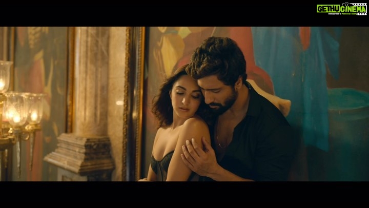 Vicky Kaushal Instagram - t’s time to swoon! Dive deep into the feeling of love & more. #BanaSharabi, SONG OUT TOMORROW at 12:20pm! 💖 #GovindaNaamMera streaming from 16th December, only on @disneyplushotstar! #GovindaNaamMeraOnHotstar @karanjohar @apoorva1972 @ajit_andhare @bhumipednekar @kiaraaliaadvani @shashankkhaitan @tanishk_bagchi @jubin_nautiyal @azeemdayani @thetusharkalia @viacom18studios @dharmamovies @mentor_disciple_films @sonymusicindia