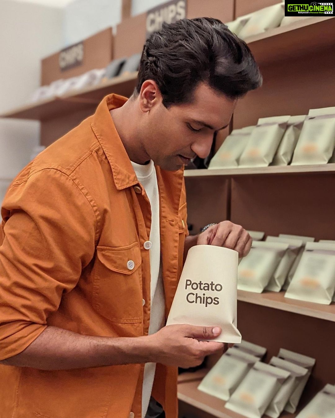 Vicky Kaushal Instagram - Brb… stealing @sunsunnykhez ‘s snacks! ✌🏽