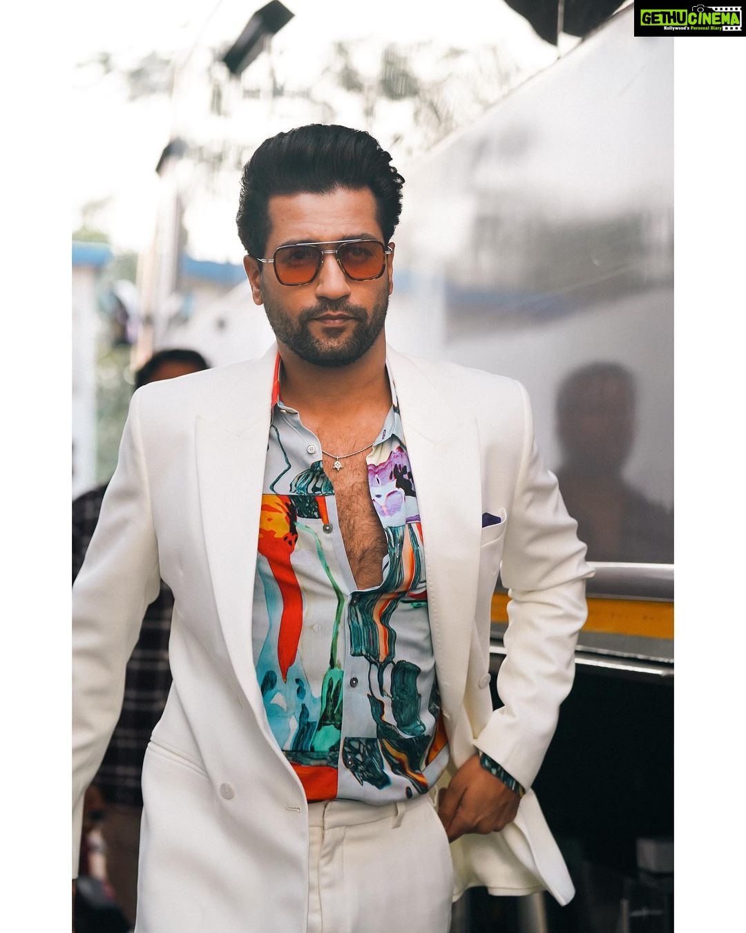 Vicky Kaushal Instagram - ALAA RE ALAA…Aaj 4:30pm!!! #TrailerOutToday #GovindaNaamMera 🕺🏽💥