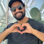 Vicky Kaushal Instagram - Aapka pyaar hai toh… #PhirAurKyaChahiye !!! Your love has made our Song the #1 song in the country. Thank You! ❤️❤️❤️ . See you all in Cinemas on 2nd June. #ZaraHatkeZaraBachke 🍿🍿🍿 @saraalikhan95 @laxman.utekar @maddockfilms @officialjiostudios @saregama_official #DineshVijan @sachinjigar @arijitsingh @amitabhbhattacharyaofficial