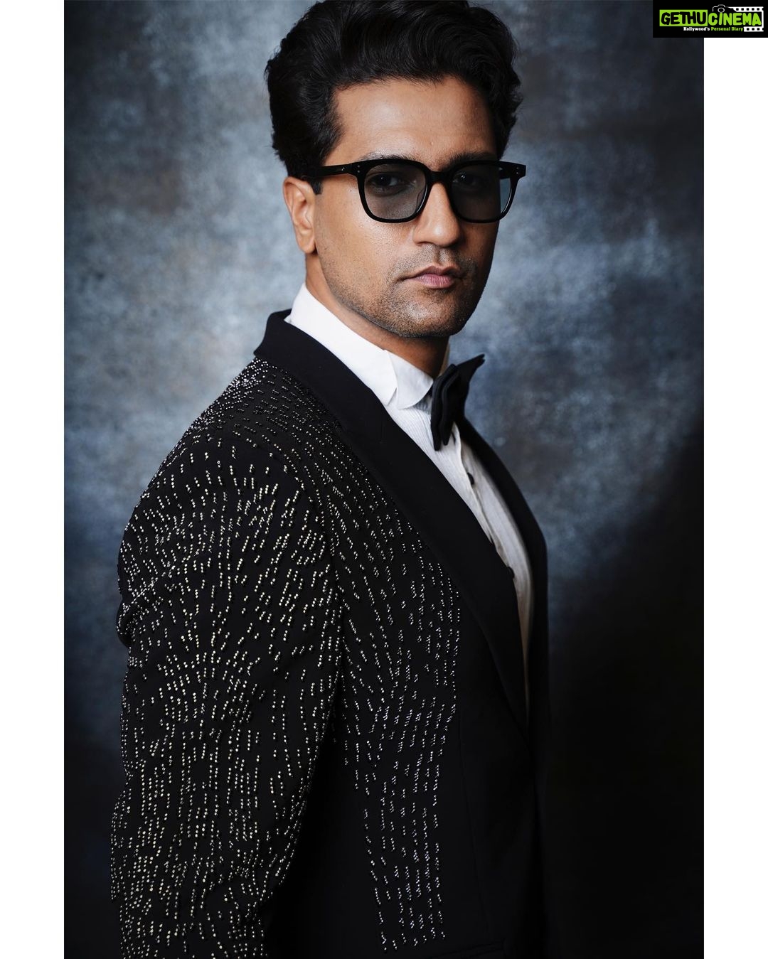 Vicky Kaushal Instagram - Ready for tonight in shining armour! ⚡️⚡️⚡️