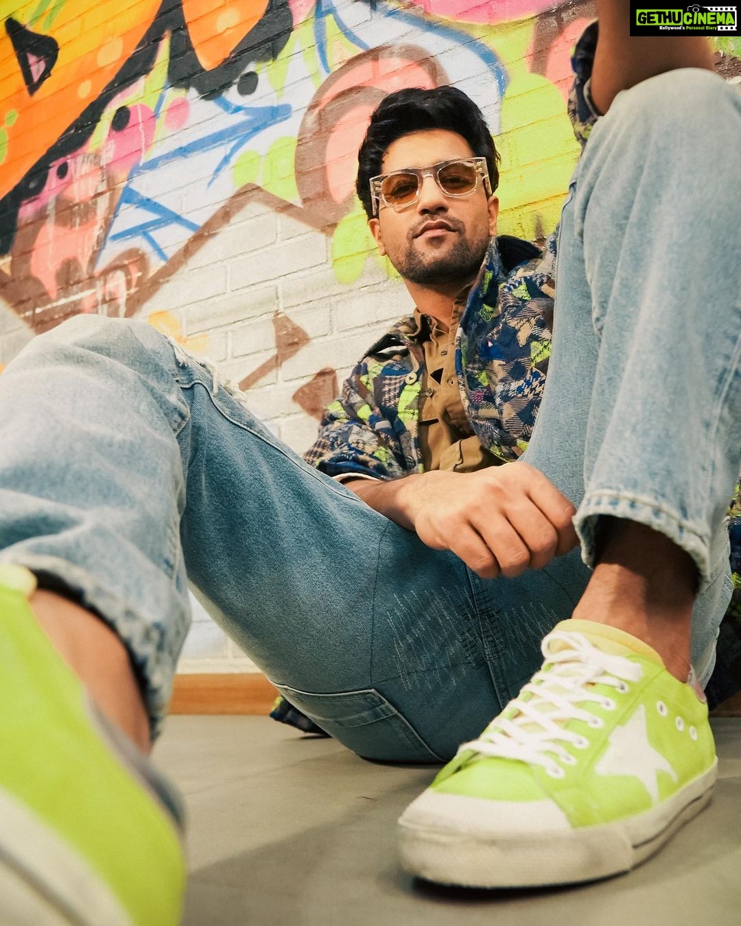 Vicky Kaushal Instagram - Wagh-mare ho ladka Wagh-mare! πΊπ½β‘οΈπ₯ . See you all on Dec 16. #GovindaNaamMeraOnHotstar