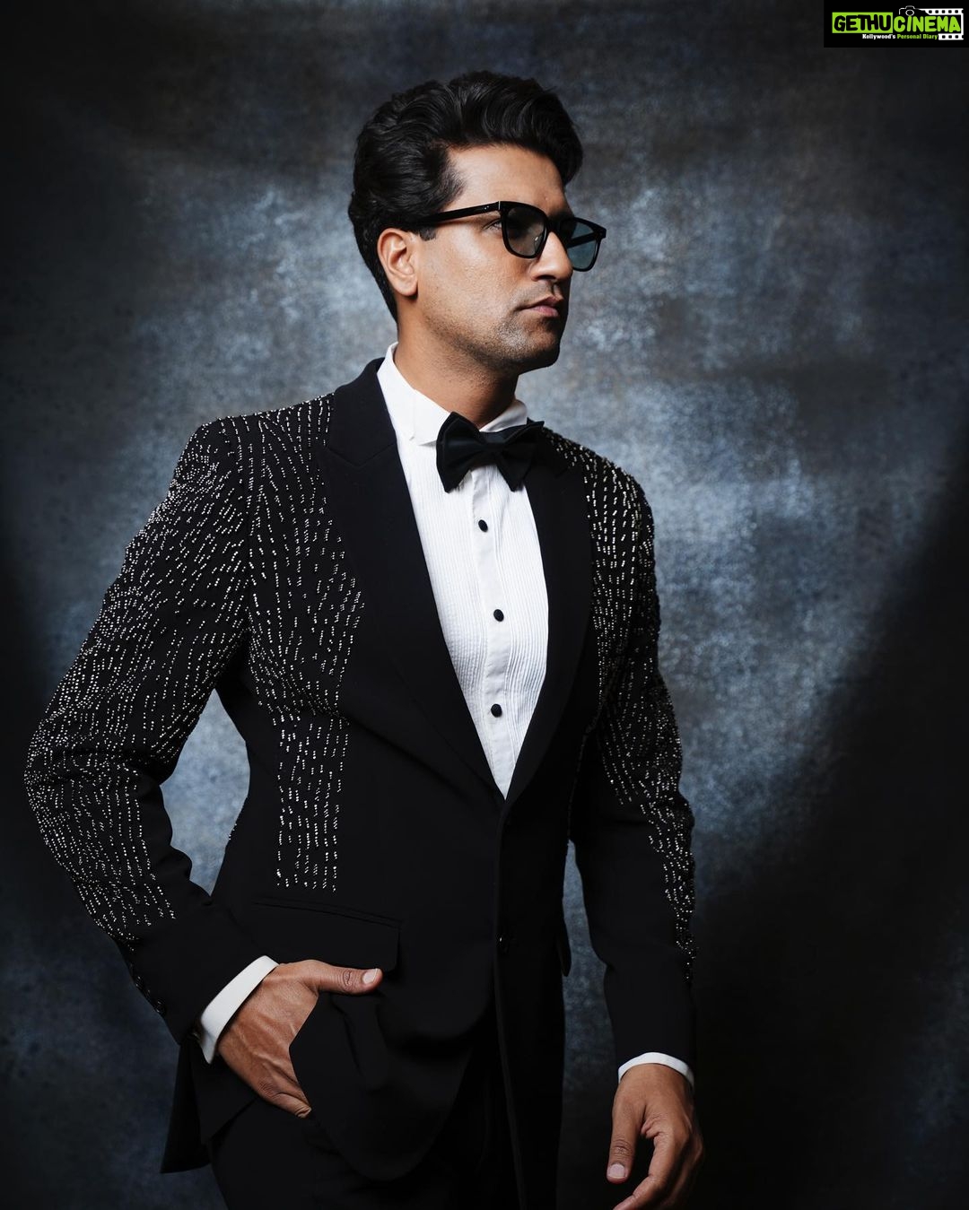 Vicky Kaushal Instagram - Ready for tonight in shining armour! ⚡️⚡️⚡️