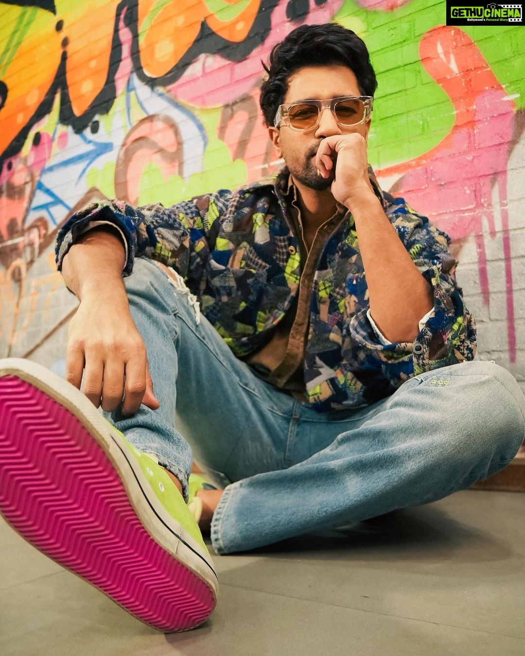 Vicky Kaushal Instagram - Wagh-mare ho ladka Wagh-mare! πΊπ½β‘οΈπ₯ . See you all on Dec 16. #GovindaNaamMeraOnHotstar