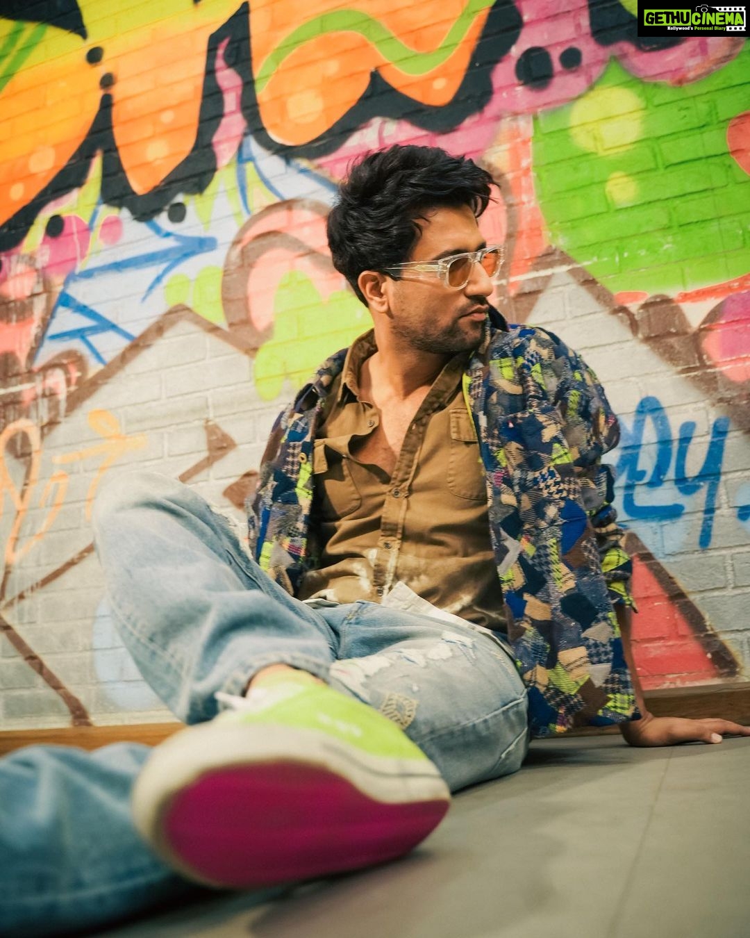 Vicky Kaushal Instagram - Wagh-mare ho ladka Wagh-mare! πΊπ½β‘οΈπ₯ . See you all on Dec 16. #GovindaNaamMeraOnHotstar