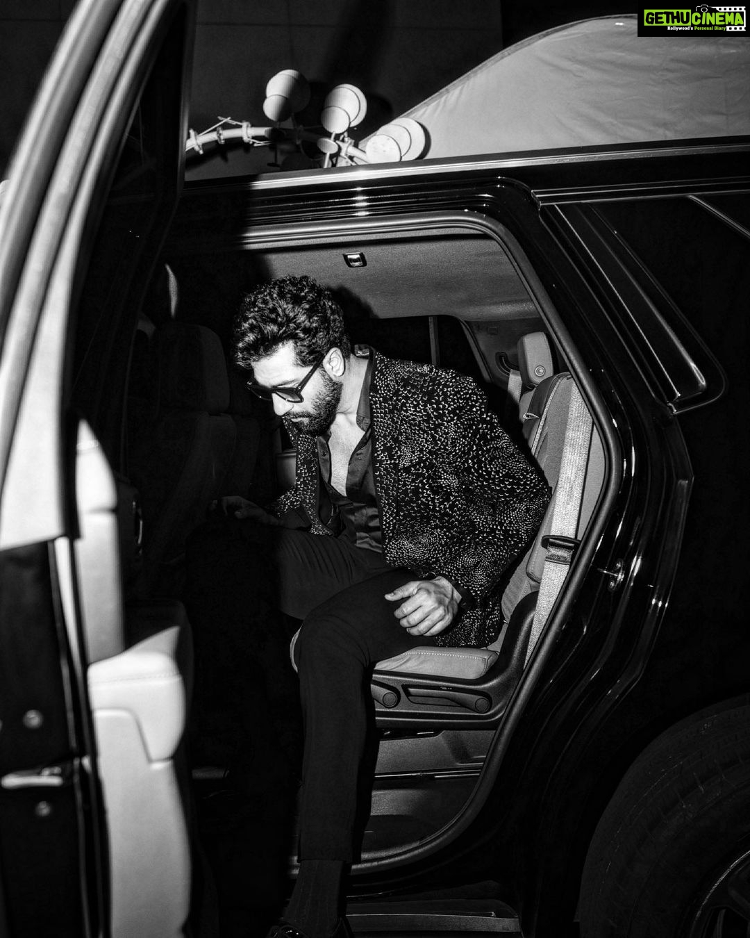 Vicky Kaushal Instagram - O gaddiyaan ucchiyaan rakhiyaan… 🎶