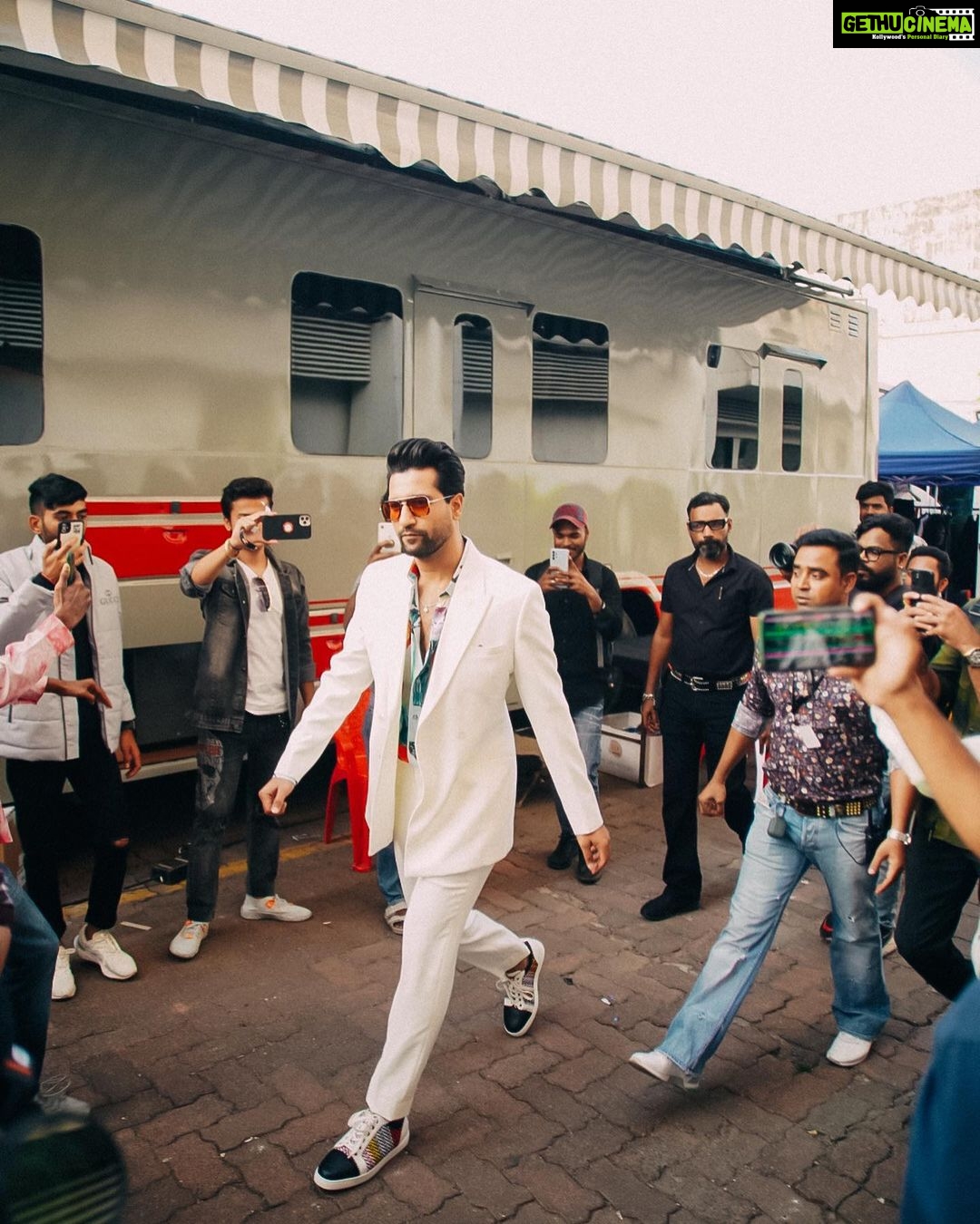 Vicky Kaushal Instagram - ALAA RE ALAA…Aaj 4:30pm!!! #TrailerOutToday #GovindaNaamMera 🕺🏽💥