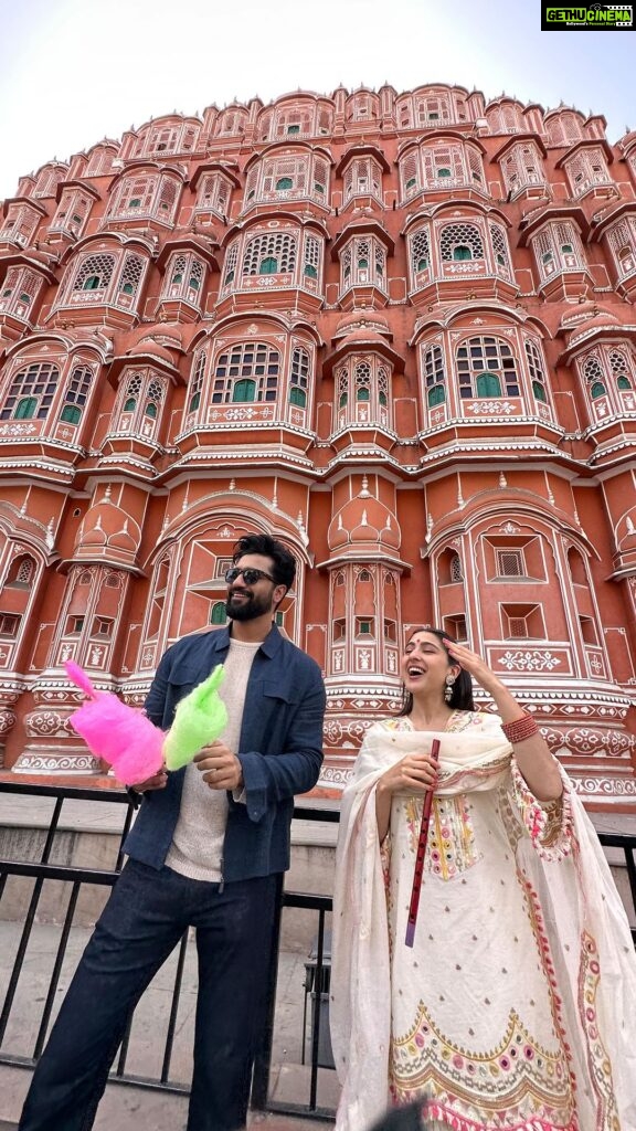 Vicky Kaushal Instagram - Pink City love for #TereVaaste !!! 💕💕💕 . #ZaraHatkeZaraBachke in Cinemas on 2nd June! 🍿🍿🍿 Jaipur, Rajasthan