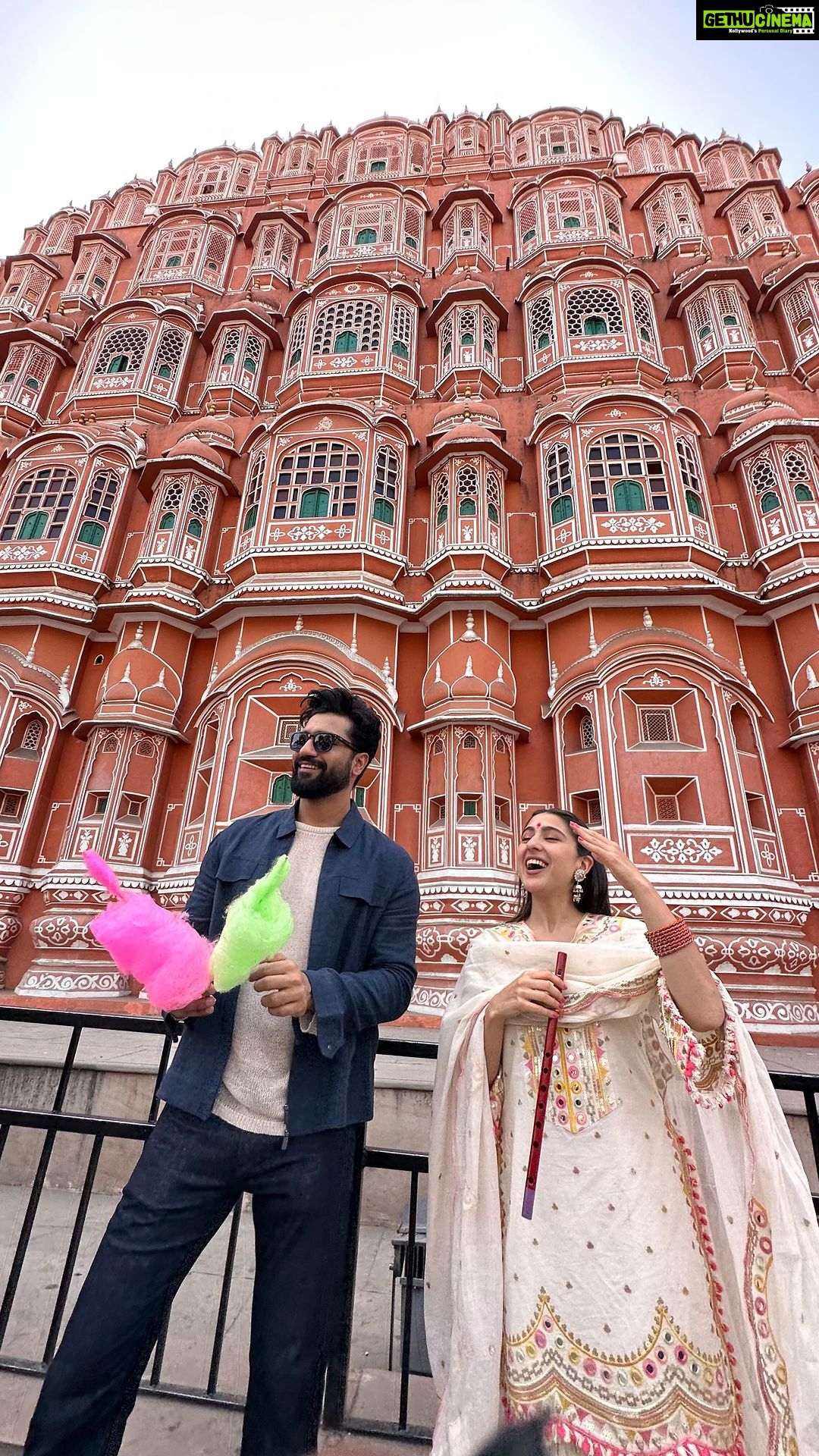 Vicky Kaushal Instagram - Pink City love for #TereVaaste !!! πππ . #ZaraHatkeZaraBachke in Cinemas on 2nd June! πΏπΏπΏ Jaipur, Rajasthan