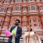 Vicky Kaushal Instagram - Pink City love for #TereVaaste !!! 💕💕💕 . #ZaraHatkeZaraBachke in Cinemas on 2nd June! 🍿🍿🍿 Jaipur, Rajasthan