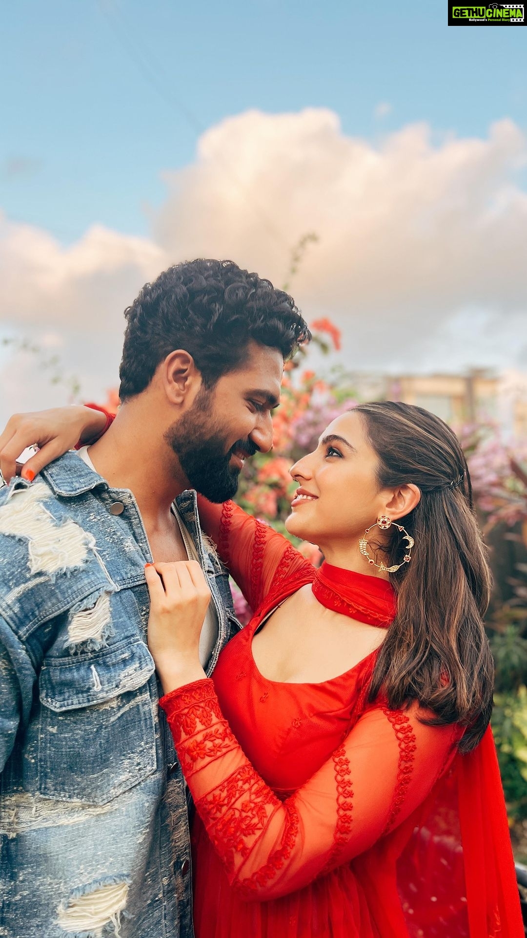 Vicky Kaushal Instagram - Yeh rahi Kapil aur Somya ki #PhirAurKyaChahiye reel! Ab aapki baari… ❤️ . #ZaraHatkeZaraBachke in cinemas on 2nd June @saraalikhan95 @maddockfilms @saregama_official @arijitsingh @sachinjigar @amitabhbhattacharyaofficial @laxman.utekar @officialjiostudios