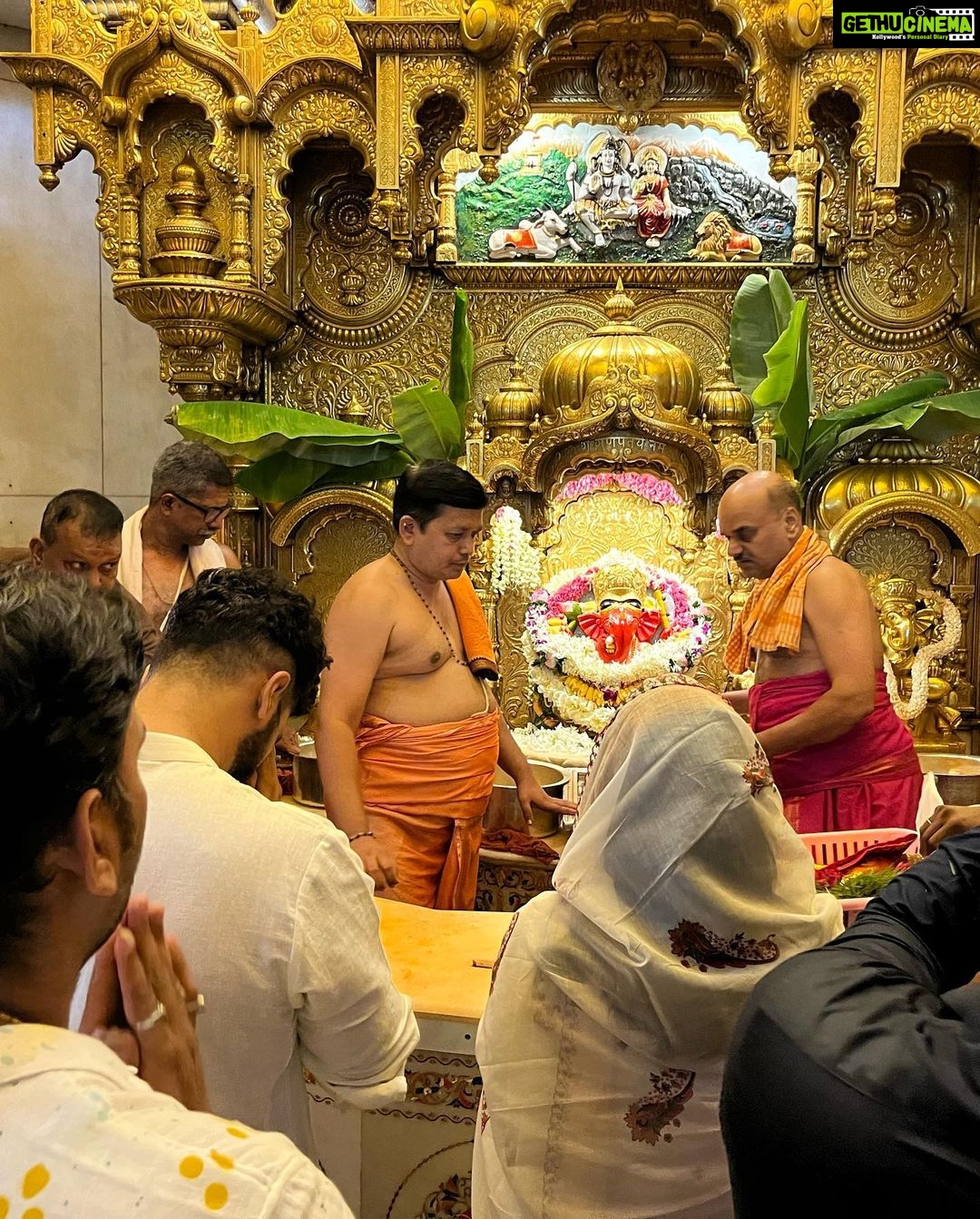 Vicky Kaushal Instagram - मंगलमूर्ति मोरया! Thank You Bappa! 🙏🏽🙏🏽🙏🏽 Siddhivinayak Temple, Mumbai