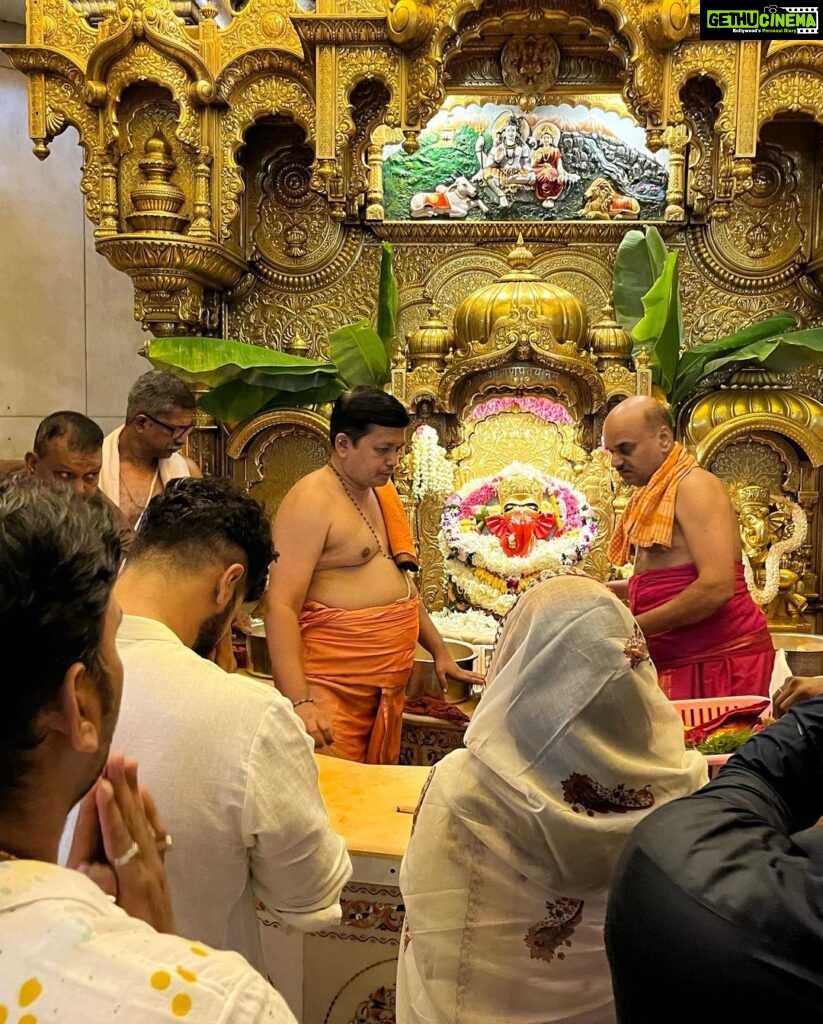 Vicky Kaushal Instagram - मंगलमूर्ति मोरया! Thank You Bappa! 🙏🏽🙏🏽🙏🏽 Siddhivinayak Temple, Mumbai