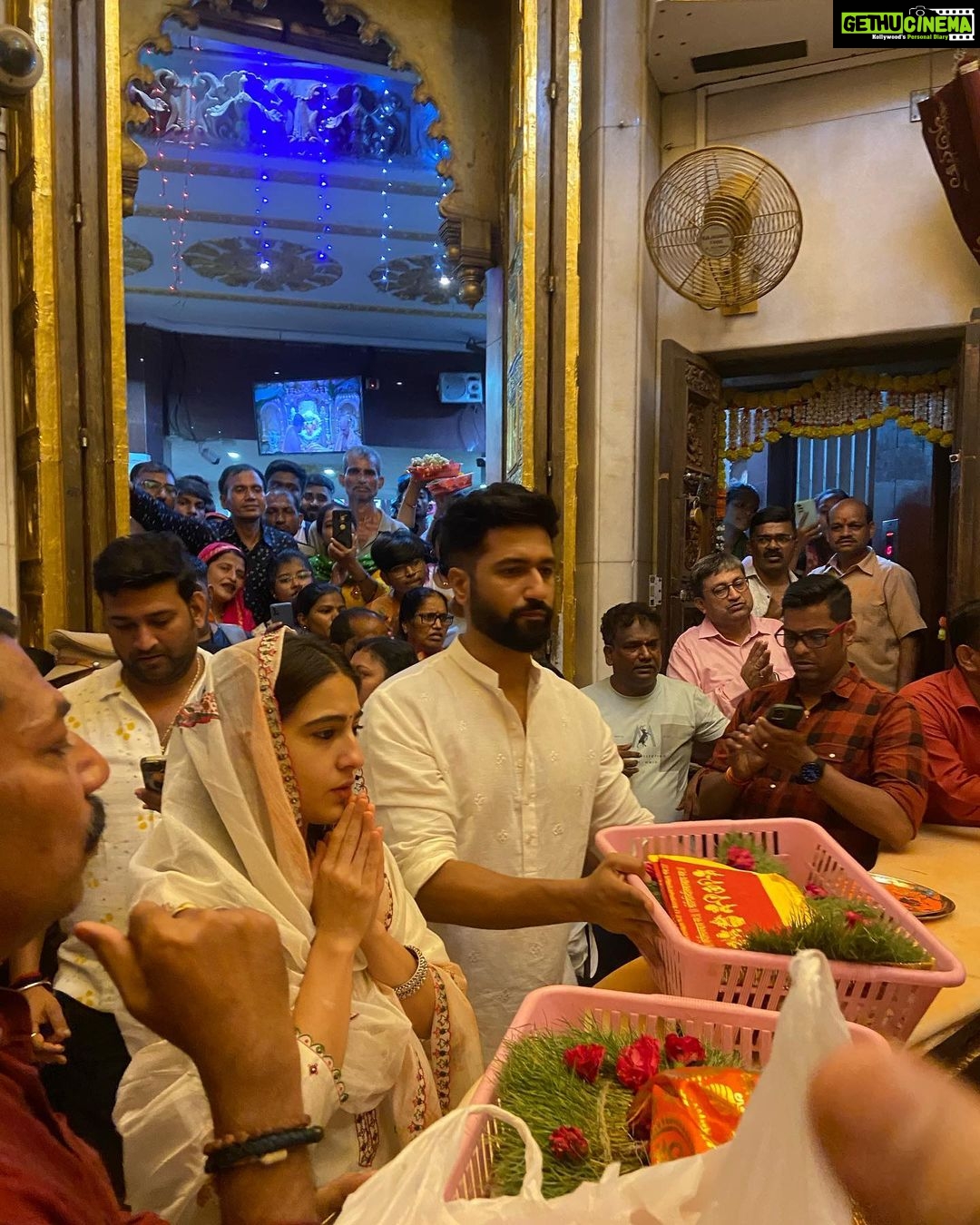 Vicky Kaushal Instagram - मंगलमूर्ति मोरया! Thank You Bappa! 🙏🏽🙏🏽🙏🏽 Siddhivinayak Temple, Mumbai