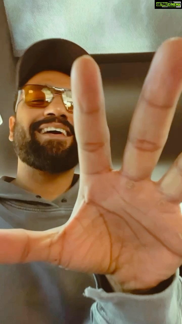 Vicky Kaushal Instagram - Jo bhi hai tera mera #Saanjha ❤️🎶 Walking into week 2 with a heart full of love and gratitude! #ZaraHatkeZaraBachke in Cinemas. 🤗❤️🍿 . P.S: My personal fav track from the album! #Saanjha