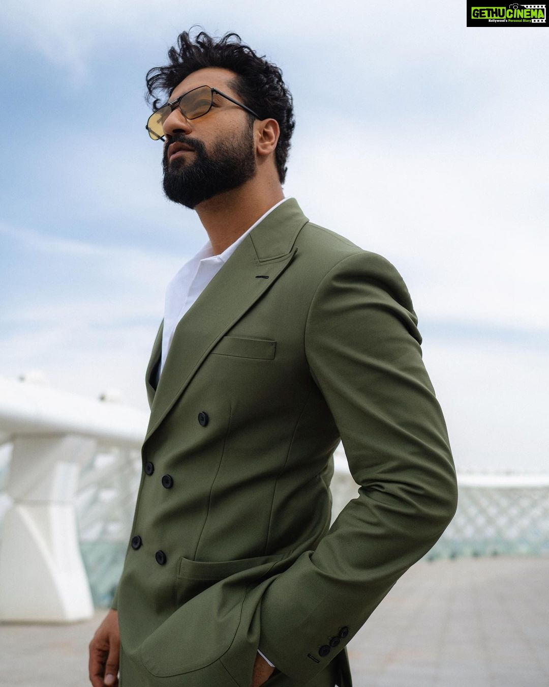 Vicky Kaushal Instagram - Touchdown Abu Dhabi! #iifa