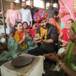 Vicky Kaushal Instagram - Gossip session- Sahparivaar! A joint Family with 170 members… Jitna bada parivaar utna hi bhi bada dil. दिल से राम राम है आप सबको! ❤️🤗🙏🏽 . #ZaraHatkeZaraBachke in Cinemas on 2nd June. Ramsar, Rajasthan, India