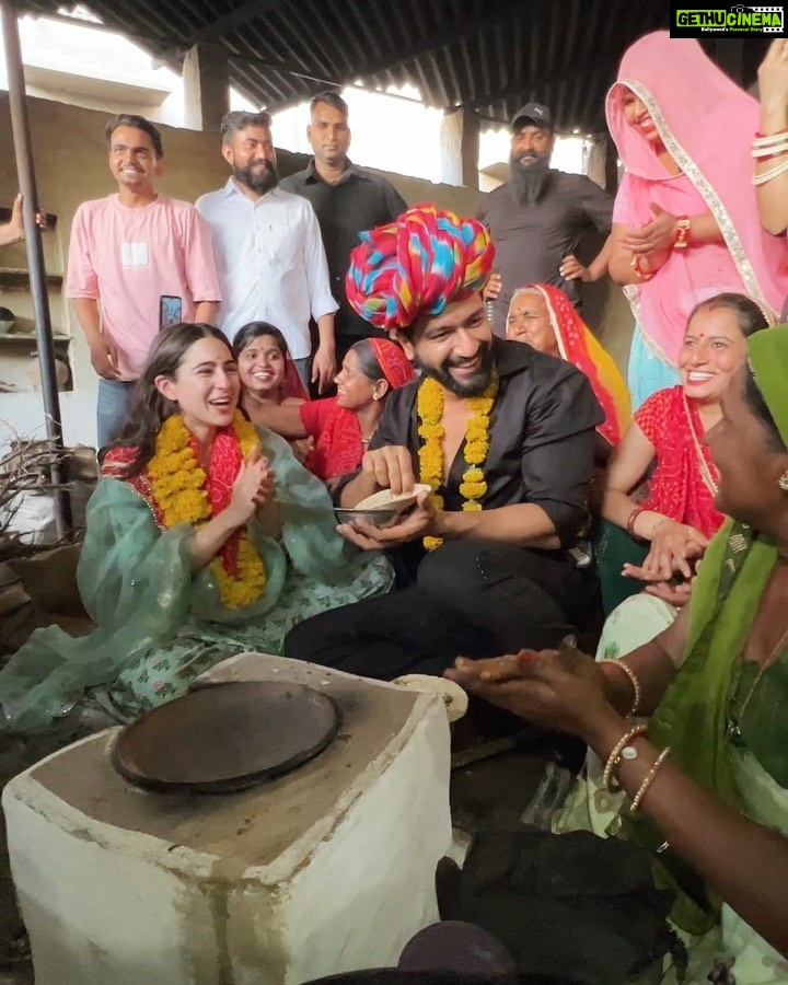 Vicky Kaushal - 2 Million Likes - Gossip session- Sahparivaar! A joint Family with 170 members⦠Jitna bada parivaar utna hi bhi bada dil. दिल ą¤øą„ ą¤°ą¤¾ą¤® राम ą¤¹ą„ ą¤ą¤Ŗ ą¤øą¤¬ą¤ą„! ā¤ļøš¤šš½
.
#ZaraHatkeZaraBachke in Cinemas on 2nd June.