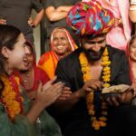 Vicky Kaushal Instagram - Gossip session- Sahparivaar! A joint Family with 170 members… Jitna bada parivaar utna hi bhi bada dil. दिल से राम राम है आप सबको! ❤️🤗🙏🏽 . #ZaraHatkeZaraBachke in Cinemas on 2nd June. Ramsar, Rajasthan, India