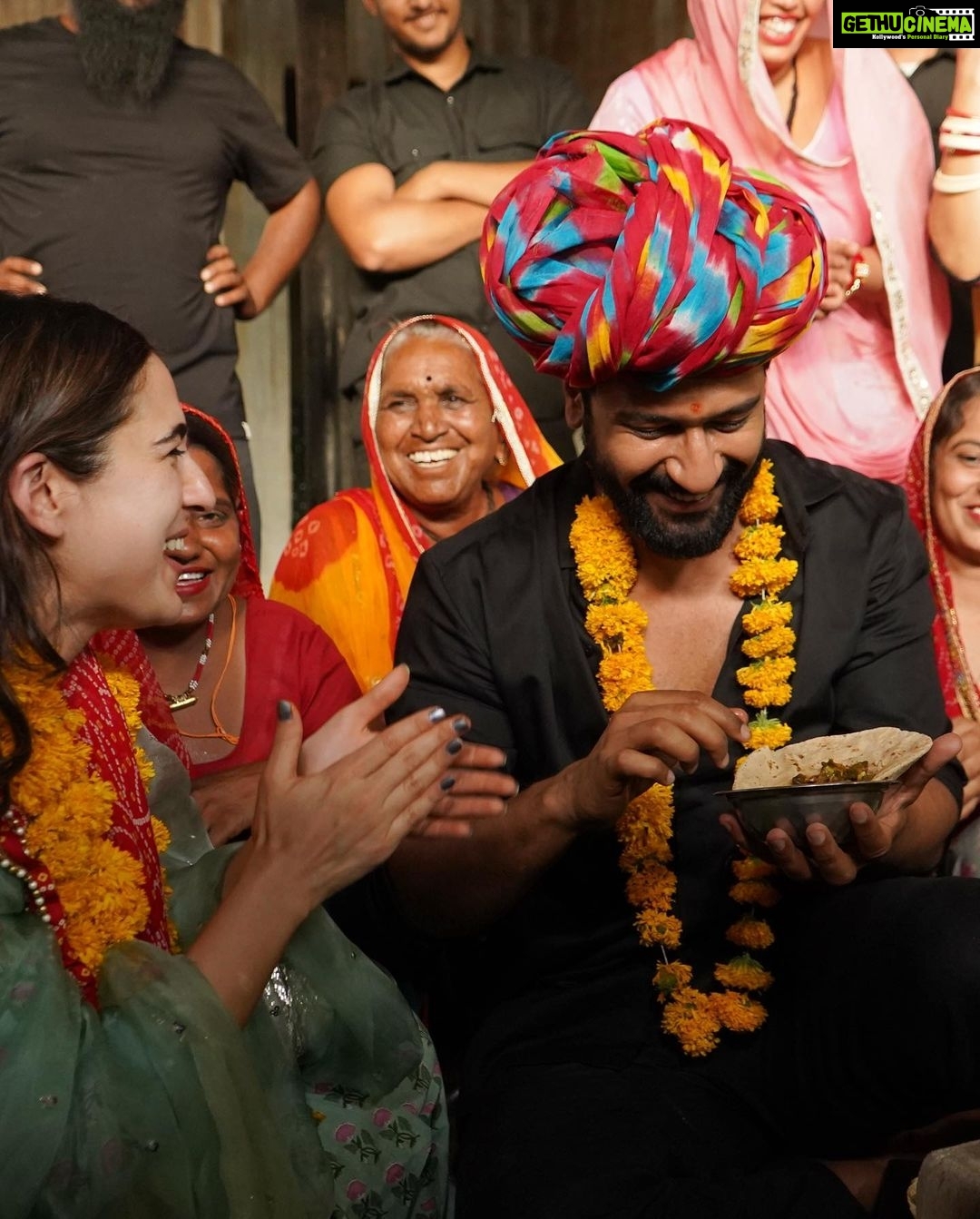 Vicky Kaushal - 2 Million Likes - Gossip session- Sahparivaar! A joint Family with 170 members⦠Jitna bada parivaar utna hi bhi bada dil. दिल ą¤øą„ ą¤°ą¤¾ą¤® राम ą¤¹ą„ ą¤ą¤Ŗ ą¤øą¤¬ą¤ą„! ā¤ļøš¤šš½
.
#ZaraHatkeZaraBachke in Cinemas on 2nd June.