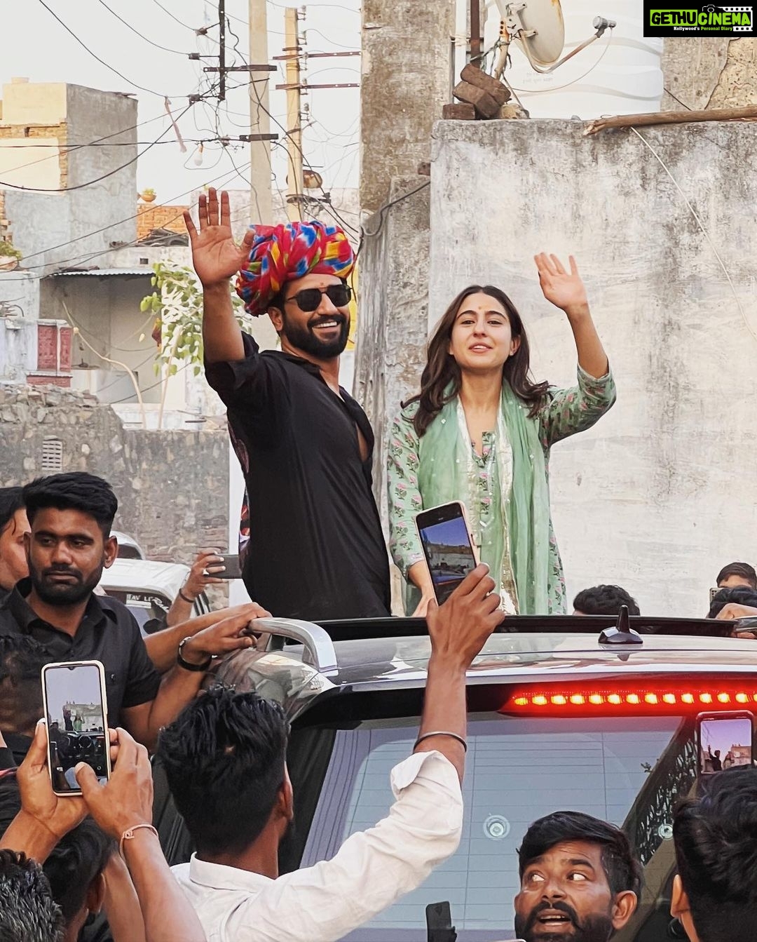 Vicky Kaushal - 2 Million Likes - Gossip session- Sahparivaar! A joint Family with 170 members⦠Jitna bada parivaar utna hi bhi bada dil. दिल ą¤øą„ ą¤°ą¤¾ą¤® राम ą¤¹ą„ ą¤ą¤Ŗ ą¤øą¤¬ą¤ą„! ā¤ļøš¤šš½
.
#ZaraHatkeZaraBachke in Cinemas on 2nd June.