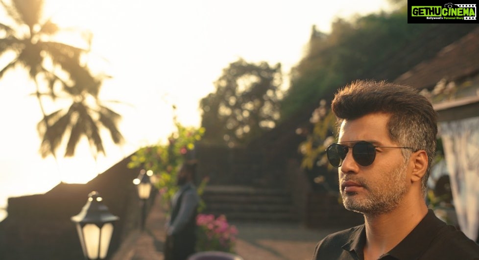 Vinay Rai Instagram - Missing the sunset in Goa. Thanks @vijaykartikkannan for this pic. Great memories. #vinayrai #actorslife #doctor #tamilcinema #villain #movies #film #cinema #movieset #blockbuster #goa #sunset #throwback #badboy