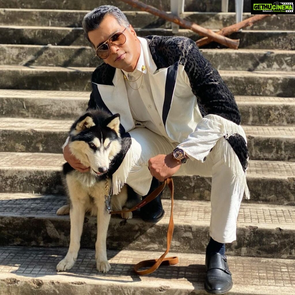 Vinay Rai Instagram - Who let the dogs out? 😜 #actorslife #vinayrai #omd #dogs #doglover #tamil #tamilcinema #ohmydog #primevideo #movies #matching #actor #husky #huskylove Ooty & Coonoor, Nilgiri Hills, Tamil Nadu