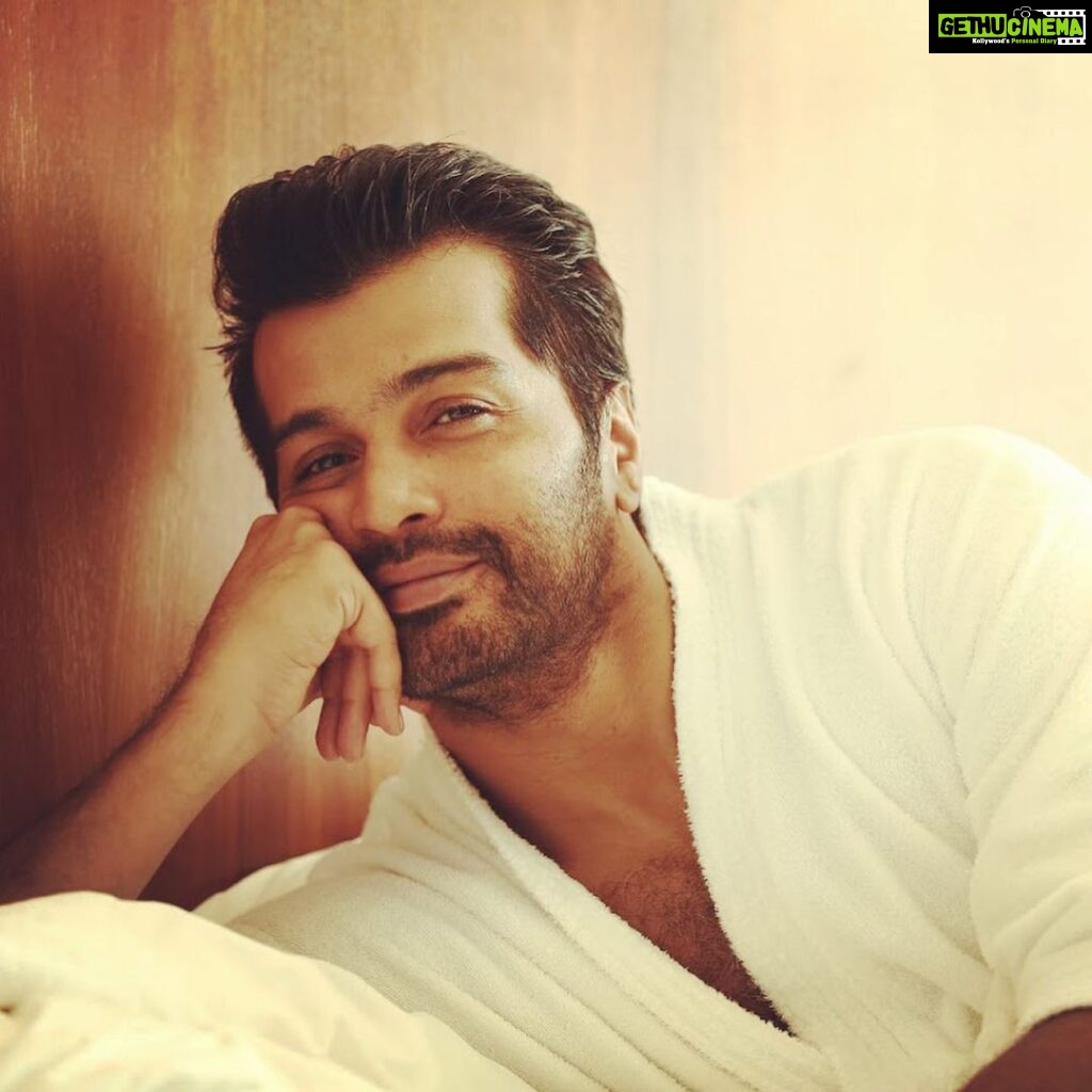 Vinay Rai Instagram - Sunday’s be like........😎 #actor #actorslife #sunday #lazysunday #vinayrai #break #morning #bedtimestories #getupandgo