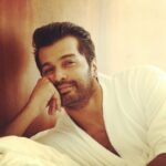 Vinay Rai Instagram – Sunday’s be like……..😎 
#actor #actorslife #sunday #lazysunday #vinayrai #break #morning #bedtimestories #getupandgo