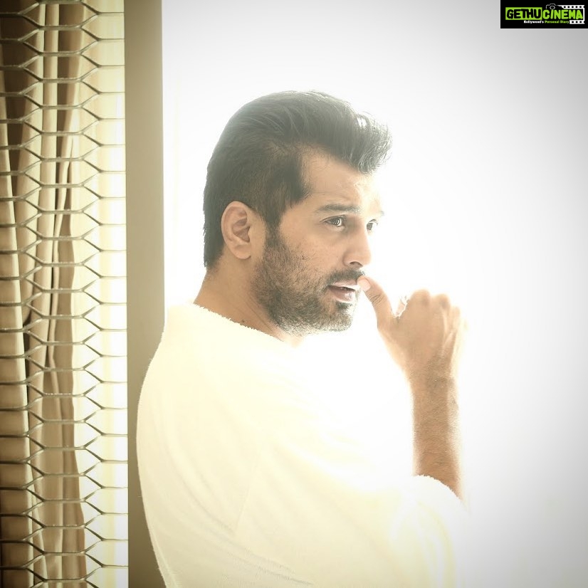 Vinay Rai Instagram - Shine a light #actor #actorslife #morning #latest #new #vinayrai #love #cinema #tamil #photography #morningvibes #readytogo