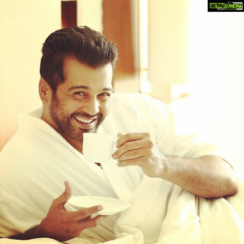 Vinay Rai Instagram - Oru coffee....😜 #actor #actorslife #vinay #vinayrai #gm #coffee #tamilcinema #thupparivaalan #morning #villain #earlybird #backtowork