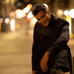 Vinay Rai Instagram - “There’s something about black. You feel hidden away in it.” — Georgia O’Keeffe #actor #actorslife #vinayrai #film #shoot #winterfashion #nightphotography #tamilcinema #london🇬🇧 #tamilactors #black #films