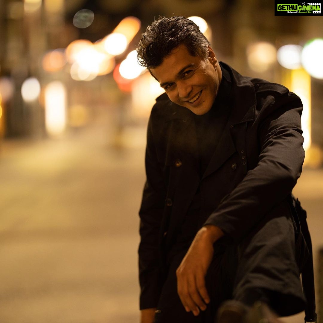 Vinay Rai Instagram - “There’s something about black. You feel hidden away in it.” — Georgia O’Keeffe #actor #actorslife #vinayrai #film #shoot #winterfashion #nightphotography #tamilcinema #london🇬🇧 #tamilactors #black #films