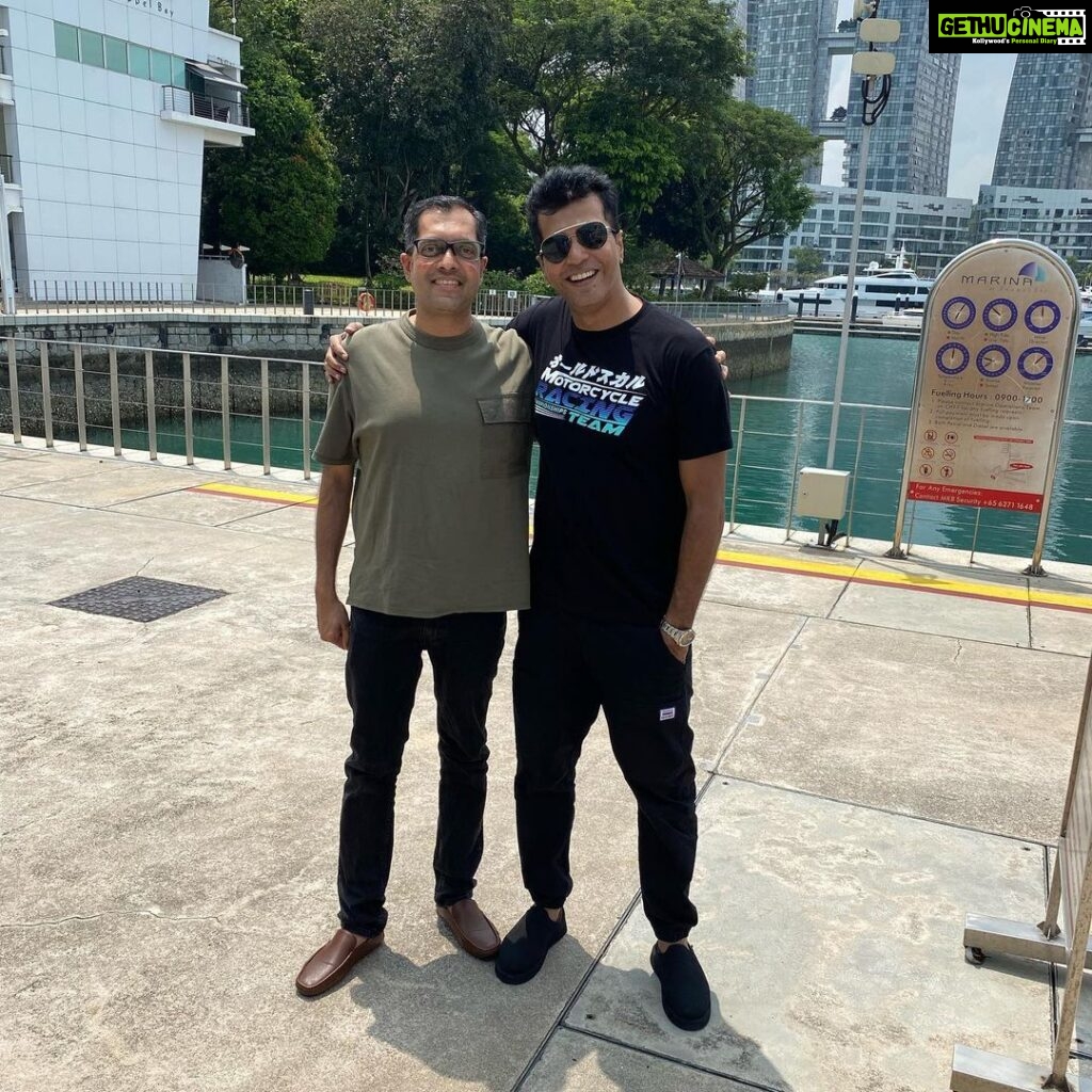 Vinay Rai Instagram - Unforgettable 18hrs in Singapore.❤🤗. #actor #actorslife #singapore #vinayrai #holiday #bestfriends #oldisgold #holiday Marina at Keppel Bay