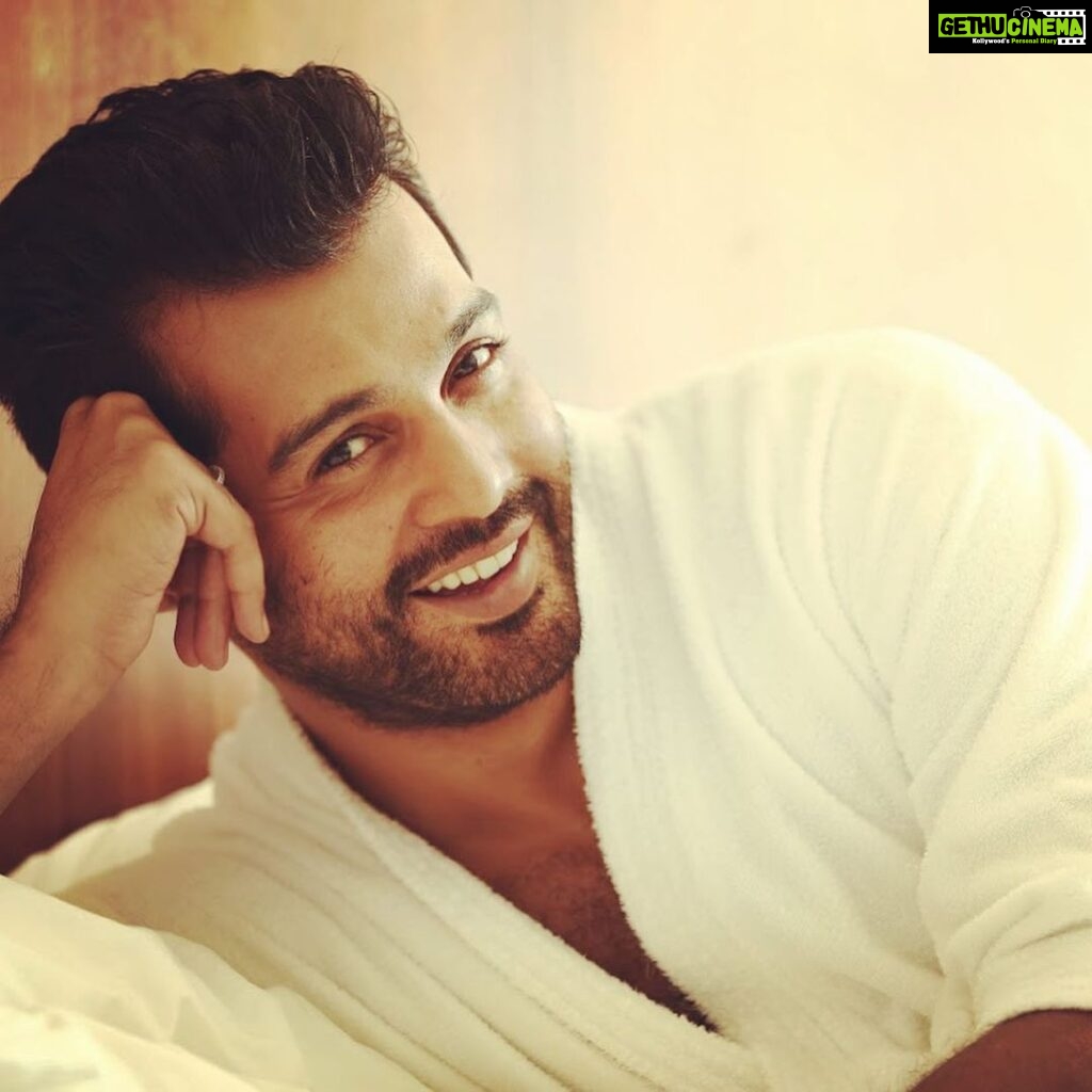 Vinay Rai Instagram - Sunday’s be like........😎 #actor #actorslife #sunday #lazysunday #vinayrai #break #morning #bedtimestories #getupandgo