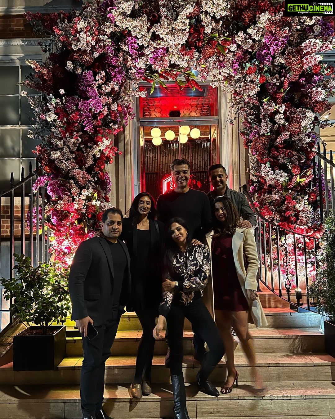 Vinay Rai Instagram - Flower Power. #actor #actorslife #vinayrai #uk #catchup #india #australia #oldfriends #dinnerparty Lucky Cat Mayfair