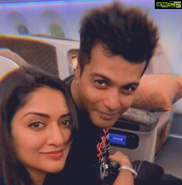 Vinay Rai Instagram - ….and we are off!!! ❤️🛫 #actor #actorslife #vinayrai #vimalaraman #singapore #sydney #travel #holiday #downunder #couplegoals