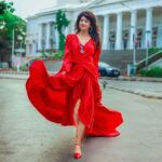 Vindhya Tiwari Instagram - When u see red ❤ on the road what do u do ?? A la vogue moment 💄💃 📸 @rohit__photography____
