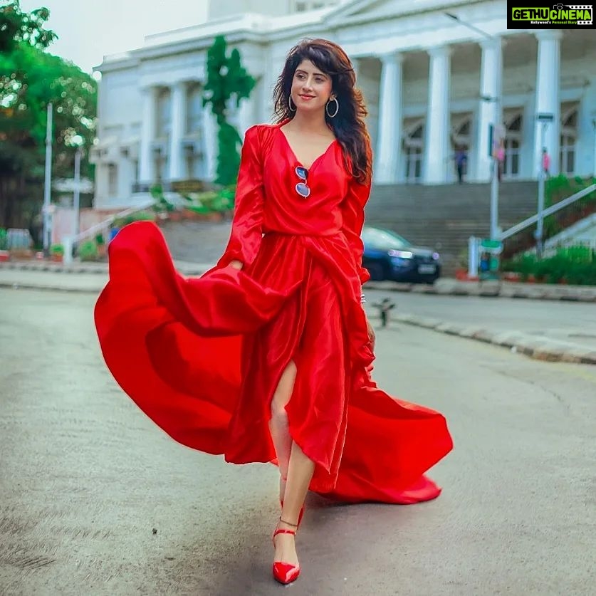 Vindhya Tiwari Instagram - When u see red ❤ on the road what do u do ?? A la vogue moment 💄💃 📸 @rohit__photography____