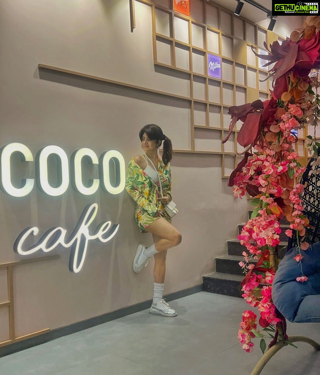 Vindhya Tiwari Instagram - Posting this pic coz I’m in a ponytail 🙈 and they serve almond milk +maple syrup cold coffee n it’s my fav now❤️ Mumbai, Maharashtra