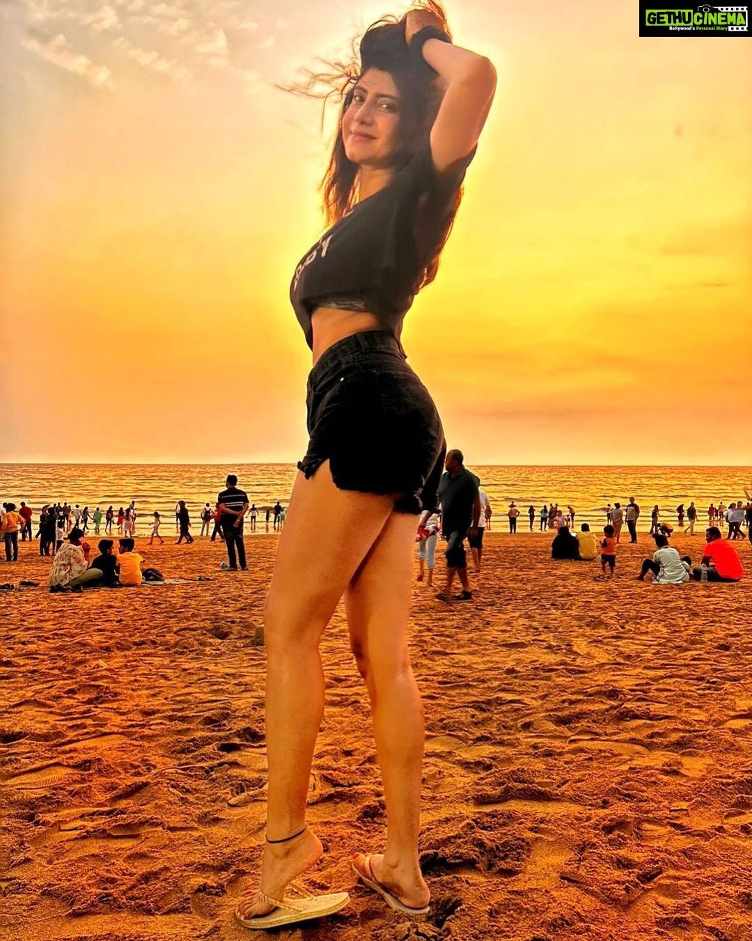Vindhya Tiwari Instagram - Meet me where the sea touches the sky ❤️ Juhu Beach Mumbai