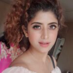 Vindhya Tiwari Instagram - Green lenses suits me ?? Is it giving u gaze of loveliness ?? Is it shining n sparkling like an Emerald ?? 🙈❇️