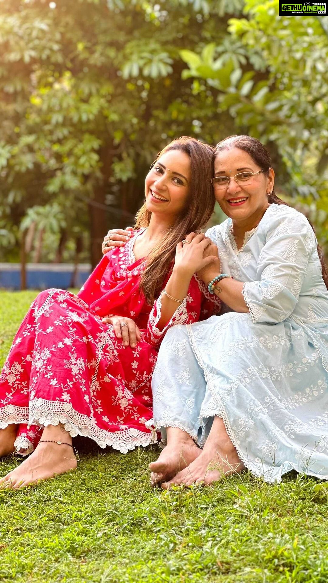 Vinny Arora Instagram - कोई तुझसा है ही नहीं ❤️ I know no other day than Mother’s Day cos each day belongs to her 😍 taking today as just an excuse to celebrate her a lil more #happymothersday ❤️❤️ . . . . . Wearing: @shopmulmul
