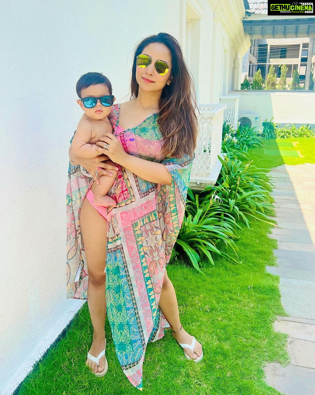 Vinny Arora Instagram - Last time I blinked I was 9 months pregnant , blinked again & here I am taking selfies with a 9 month old mini me 💕🧿 Time really does fly 🚀