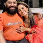 Vinny Arora Instagram - सबकुछ करने में यह post करने का वक़्त ही नहीं मिला🧡 अब समझ आया papa हमेशा इतने busy क्यू रहते हैं .. Happy Father’s Day 👨‍👧❤️ love you papa @jeet.arora.26