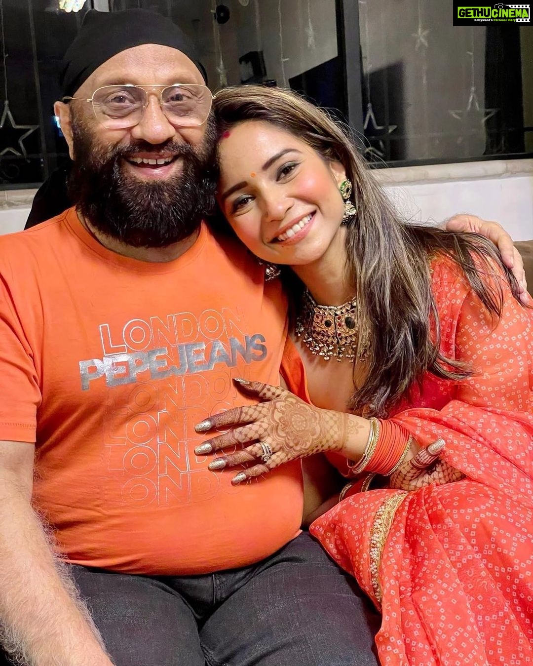 Vinny Arora Instagram - सबकुछ करने में यह post करने का वक़्त ही नहीं मिला🧡 अब समझ आया papa हमेशा इतने busy क्यू रहते हैं .. Happy Father’s Day 👨👧❤️ love you papa @jeet.arora.26