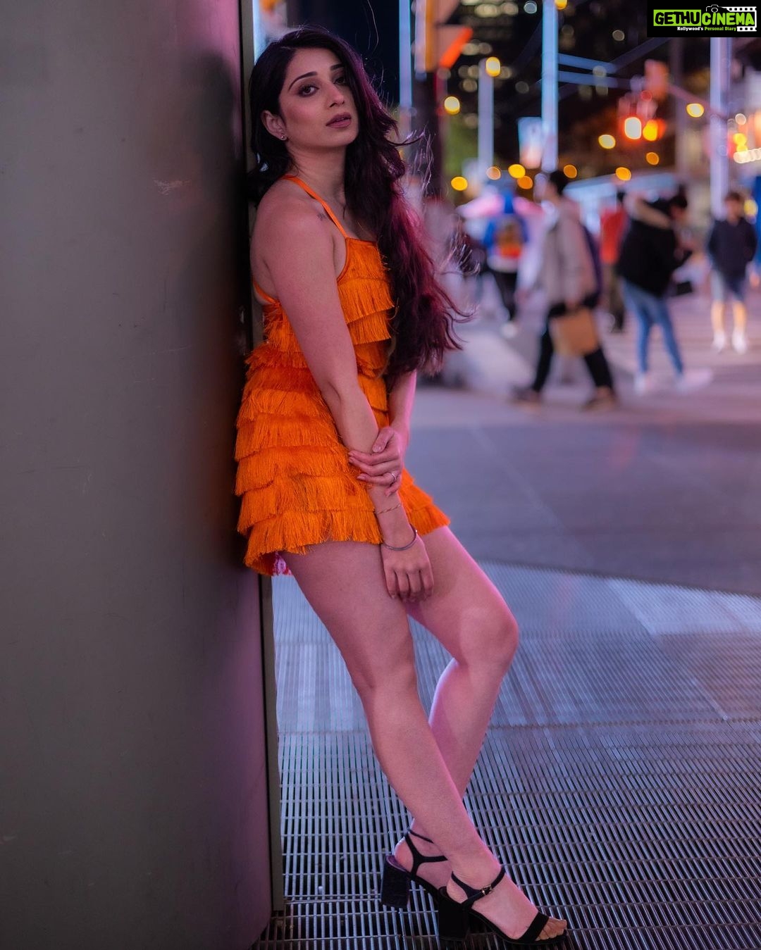 Vrushika Mehta Instagram - Ek sec wala pose, Dilade orange rose 🥀🧡 Photography: @thakkar.jay_3 Wearing: @mona_fashion_studio07 #photooftheday #instagood