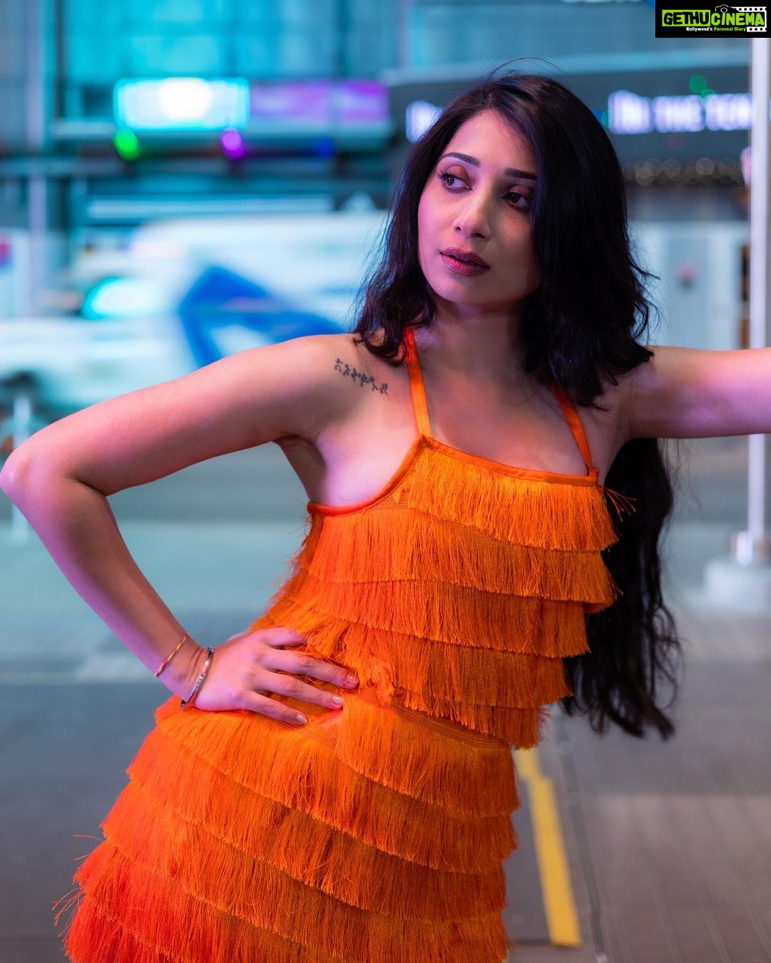 Vrushika Mehta Instagram - Ek sec wala pose, Dilade orange rose 🥀🧡 Photography: @thakkar.jay_3 Wearing: @mona_fashion_studio07 #photooftheday #instagood